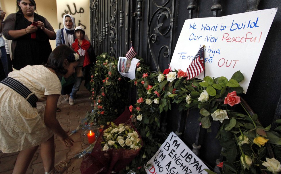 Ne všichni Libyjci se ztotožňují se smrtonosným útokem na americké velvyslanectví: Libyjská dívka klade květinu k památníčku mrtvého vyslance