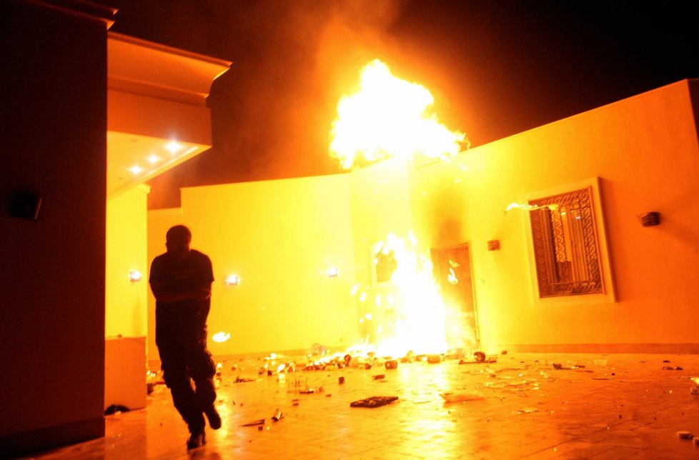 Momentka z požáru amerického velvyslanectví v Libyii po útoku podomácku vyrobenými raketami