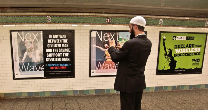 Černý nápis v newyorském metru přirovnává muslimy k divochům. Stojí na něm: "V jakékoli válce mezi civilizací a divochy podporujte civilizaci. Podporujte Izrael, porazte džihád."