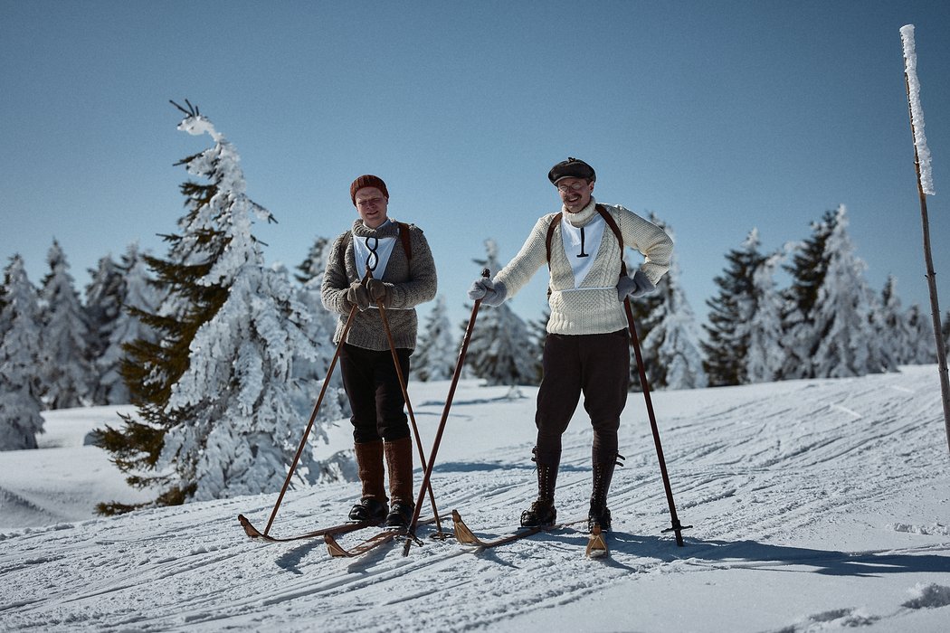 Natáčení filmu Poslední závod: V dobových oblečcích to Hádkovi s Pleslem slušelo.