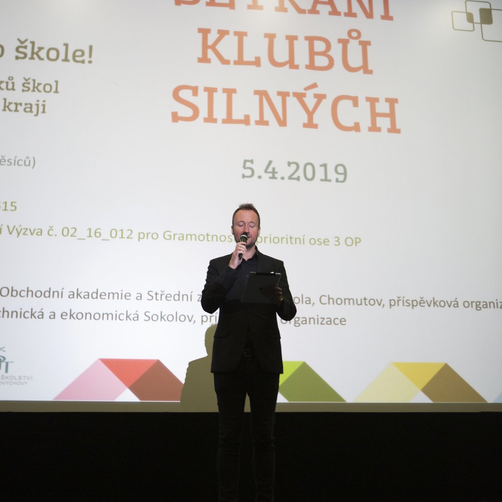 Moderátor Radek Jirgl na promítání filmu (ne)VĚŘ MI! v Chomutově