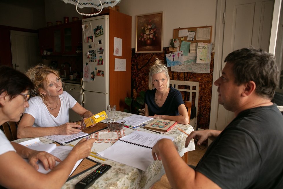 Vilma Cibulková, Barbora Bočková a Robert Sedláček ve filmu Promlčeno