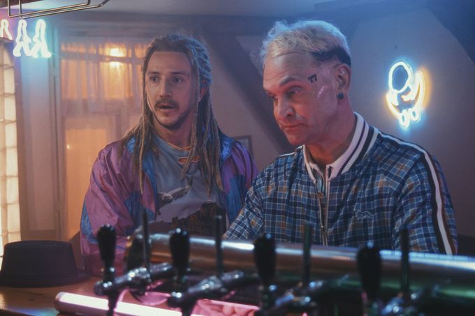 Film Šipkaři: Jakub Štáfek k nepoznání v příběhu o géniovi, který před lidmi netrefí terč Film Šipkaři: Jakub Štáfek k nepoznání v příběhu o géniovi, který před lidmi netrefí terč
