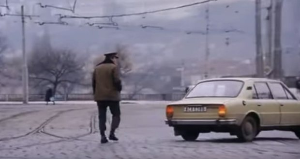 Alexej Pyško v roli policisty ve filmu Vrchní, prchni!