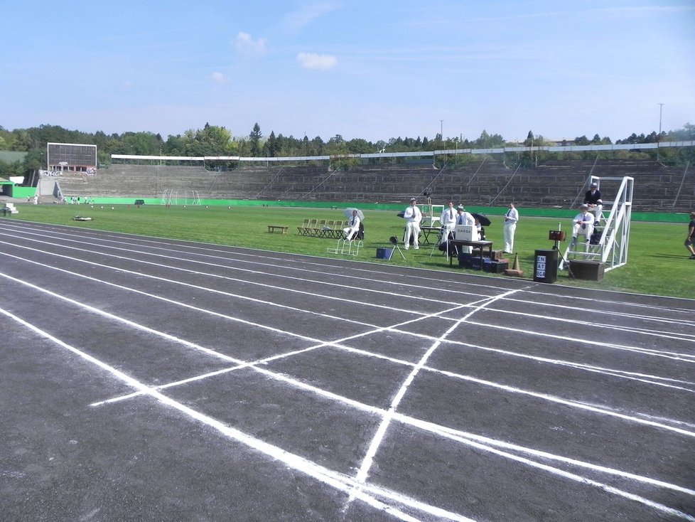 Na stadionu Za Lužánkami vznikl kvůli natáčení škvárový ovál.