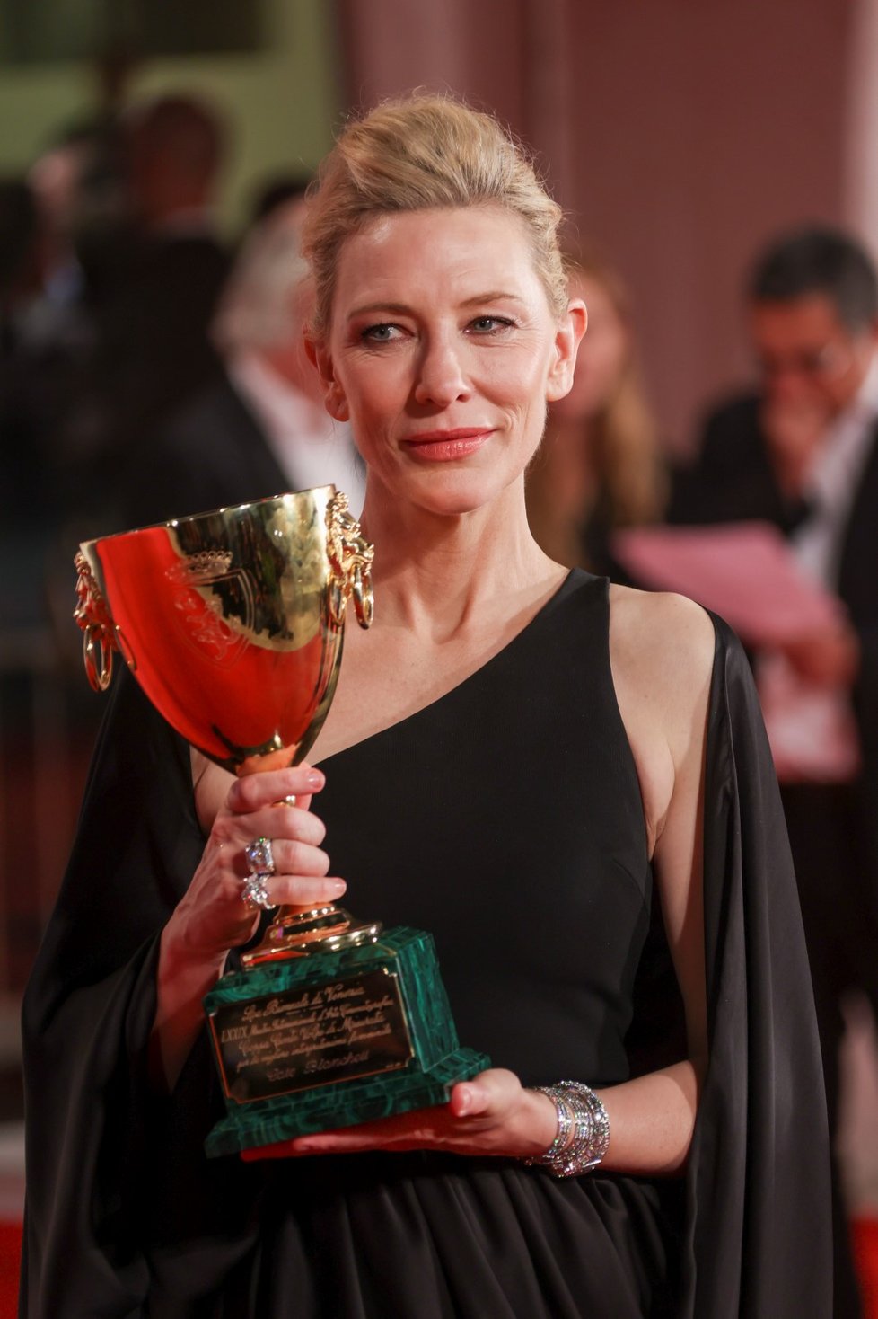 Cenu pro nejlepší herečku získala Cate Blanchettová za výkon ve filmu Tár amerického režiséra Todda Fielda, kde ztvárnila dirigentku německého symfonického orchestru, která se potýká s překážkami v prostředí, kde vládnou muži.