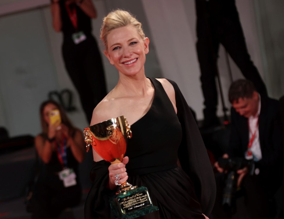 Cenu pro nejlepší herečku získala Cate Blanchettová za výkon ve filmu Tár amerického režiséra Todda Fielda, kde ztvárnila dirigentku německého symfonického orchestru, která se potýká s překážkami v prostředí, kde vládnou muži.