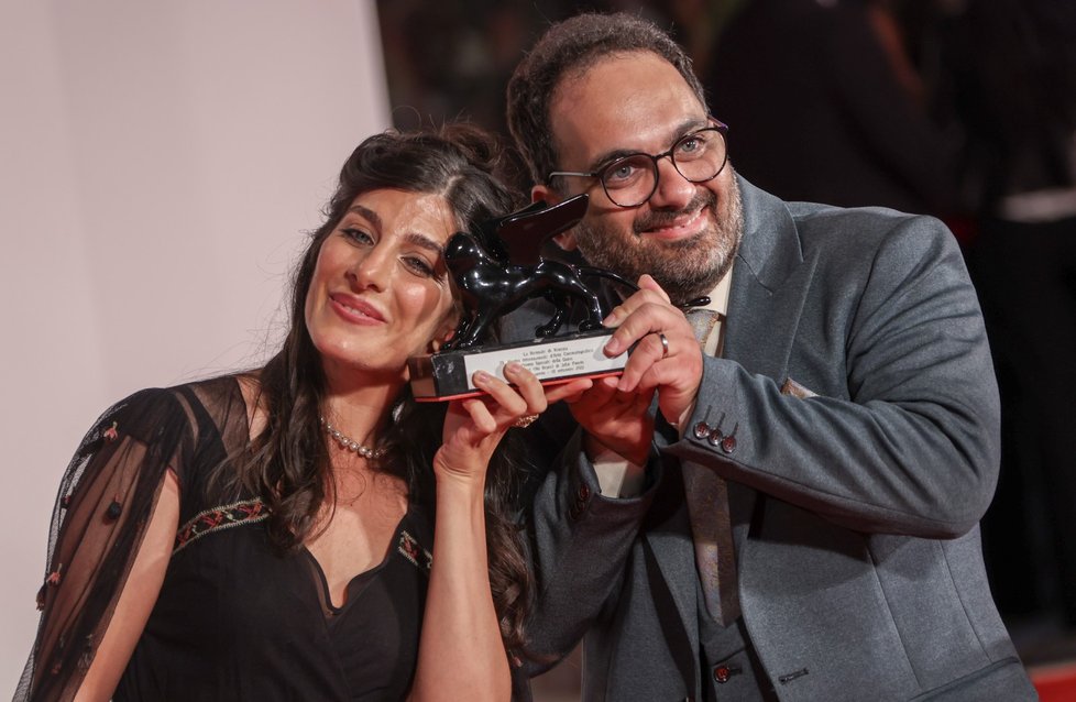 Porota udělila i zvláštní ocenění, které získal vězněný íránský režisér Džafar Panahí za snímek No Bears.