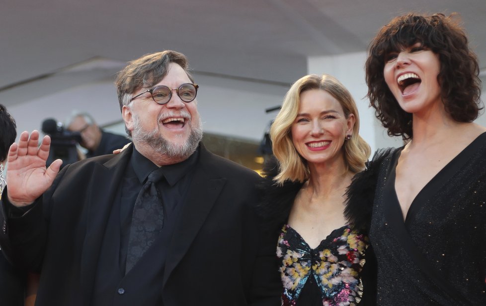 Šéfem poroty v Benátkách je režisér Guillermo del Toro, uprostřed herečka Naomi Wattsová