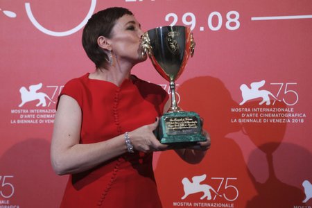 Cenu pro nejlepší herečku si ze 75. ročníku benátského festivalu odnesla Olivia Colemanová.
