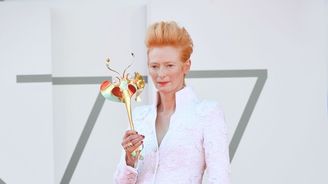 Šaty z Filmového festivalu v Benátkách: Cate Blanchett strčila mladší kolegyně do kapsy!