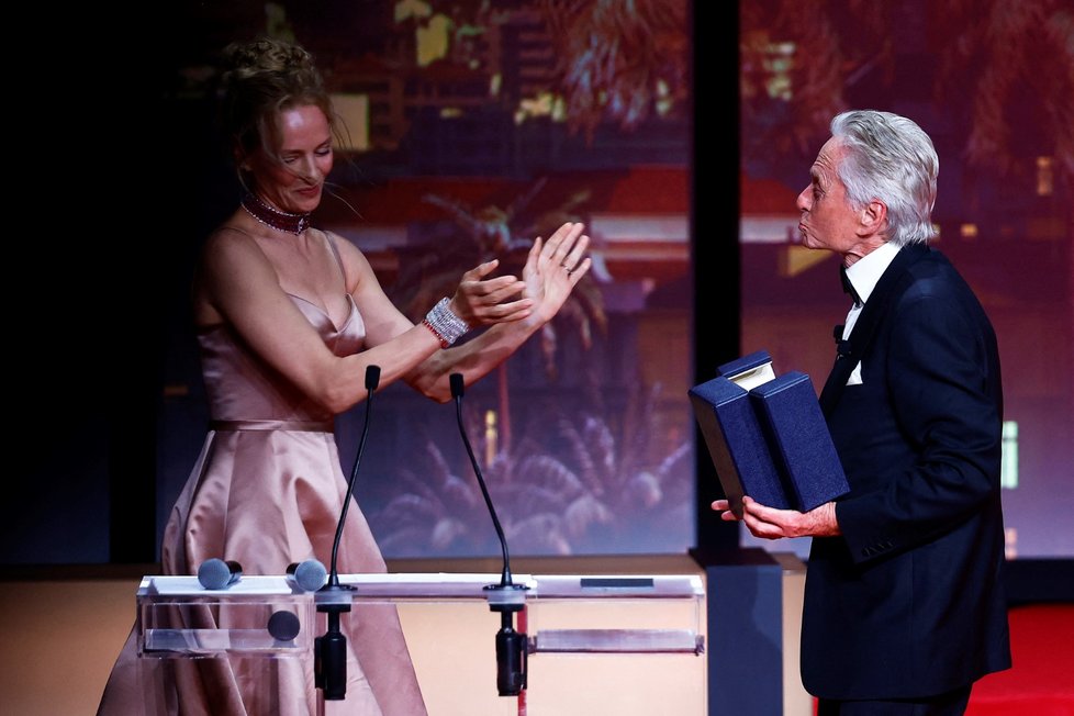 76. ročník Filmového festivalu Cannes: Michael Douglas a Uma Thurmancenu