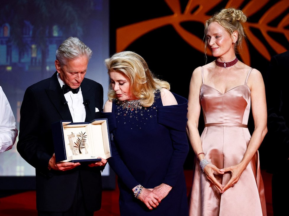 76. ročník Filmového festivalu Cannes: Michael Douglas převzal čestnou cenu. Vedle něj stojí Catherine Deneuve a Uma Thurman