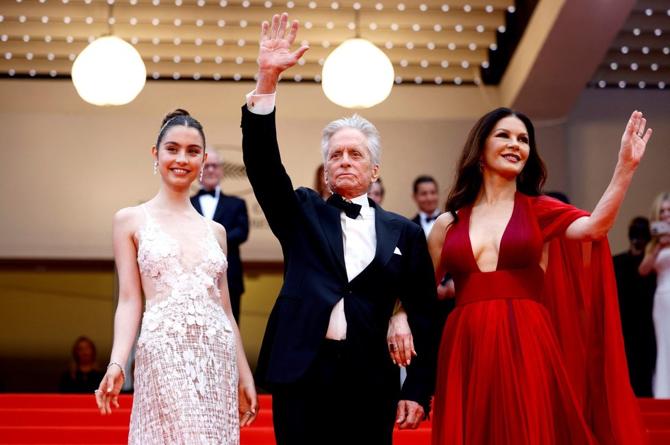 76. ročník Filmového festivalu Cannes: Michael Douglas, Catherine Zeta-Jones a Carys Zeta Douglas