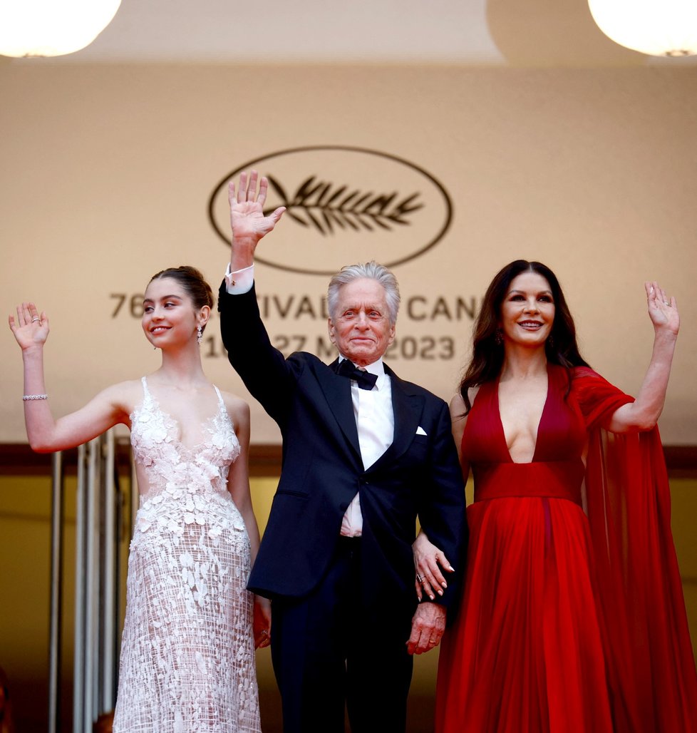 76. ročník Filmového festivalu Cannes: Michael Douglas s manželkou a dcerou
