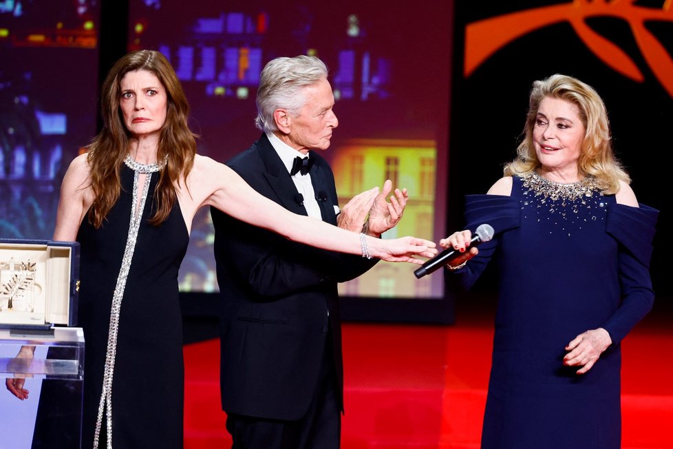76. ročník Filmového festivalu Cannes: Michael Douglas, Chiara Mastroianni a Catherine Deneuve