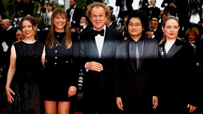 John C. Reilly (uprostřed) stál letos v čele poroty Un certain regard filmového festivalu v Cannes