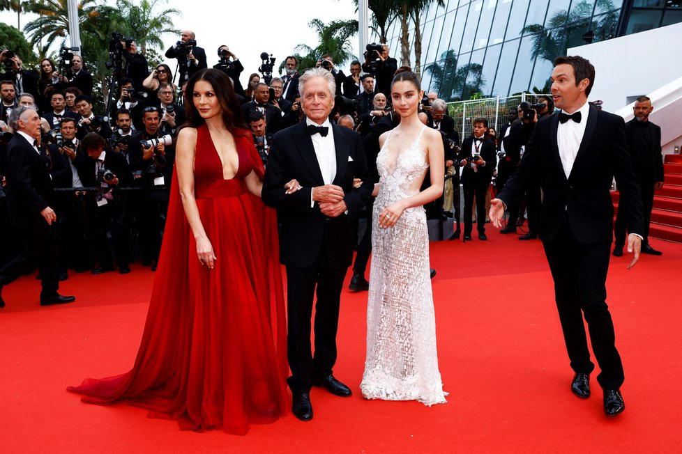 76. ročník Filmového festivalu v Cannes: Michael Douglas, Catherine Zeta-Jones a Carys Zeta Douglas