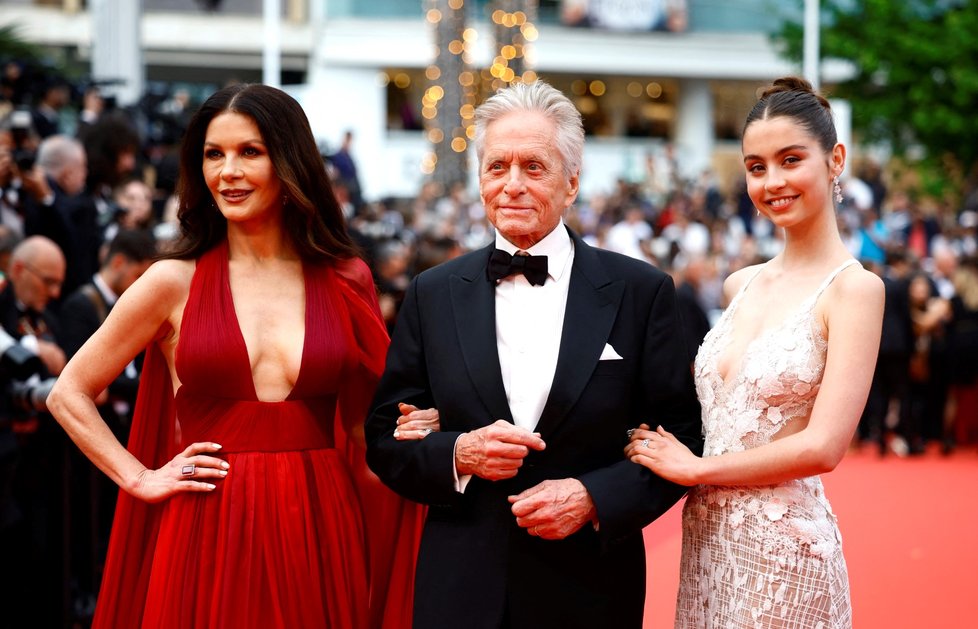 76. ročník Filmového festivalu v Cannes: Michael Douglas, Catherine Zeta-Jones a Carys Zeta Douglas