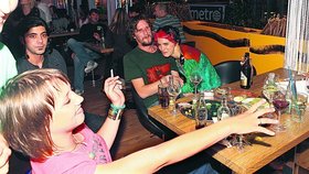 Před Dorotou, Terezou a jejich partnery se v klubu Daylong vršila pořádná sbírka skleniček