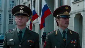 V Mission Impossible hraje Praha Moskvu. Na Hradě visí ruské vlajky.