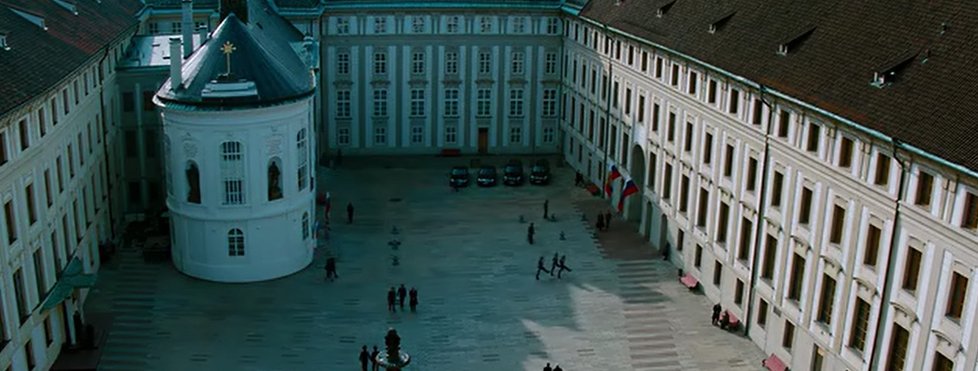 V Mission Impossible hraje Praha Moskvu. Na Hradě visí ruské vlajky.
