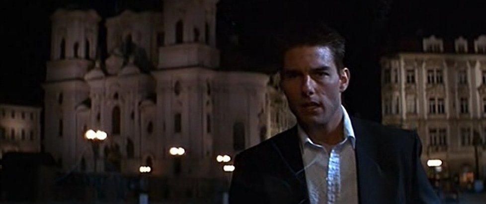 V Mission Impossible jde Tom Cruise po Staroměstském náměstí v Praze.