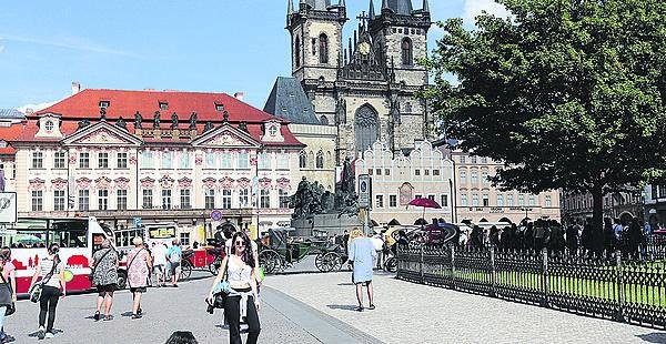 Světáci -Nyní tu peníze nedostanete, spíš naopak utratíte. Ve stejných místech stávají stánky a procházejí davy turistů.