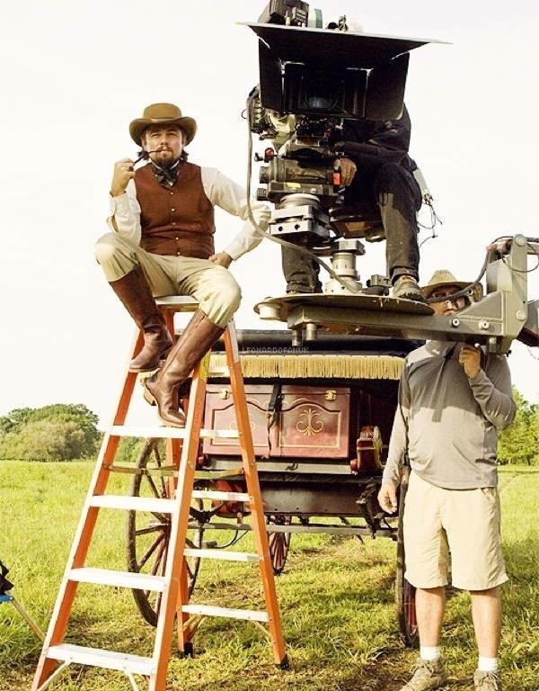 Nespoutaný Django (2012) - Leonardo DiCaprio si vyzkoušel, jak se se sedí v režisérské židli