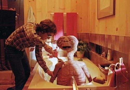 E.T. (1982)  Režisér Steven Spielberg drbe mimozemšťanovi ve vaně záda.