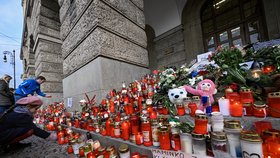 Svíčky za oběti řádění masového vraha na Filozofické fakultě UK v Praze (prosinec 2023)