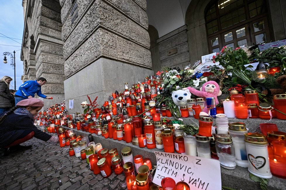 Svíčky za oběti řádění masového vraha na Filozofické fakultě UK v Praze (prosinec 2023)