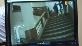 Policie zveřejnila záběry ze zásahu proti střelci v budově Filozofické fakulty (22.12.2023)
