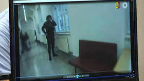 Policie zveřejnila záběry ze zásahu proti střelci v budově Filozofické fakulty (22.12.2023)