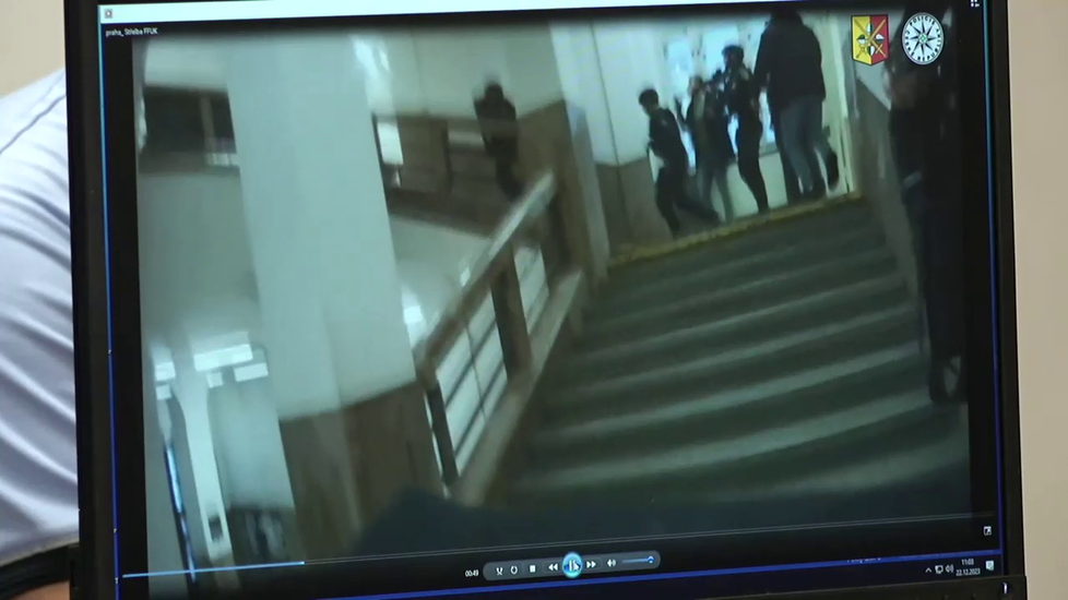 Policie zveřejnila záběry ze zásahu proti střelci v budově Filozofické fakulty (22.12.2023) Policie zveřejnila záběry ze zásahu proti střelci v budově Filozofické fakulty (22.12.2023)