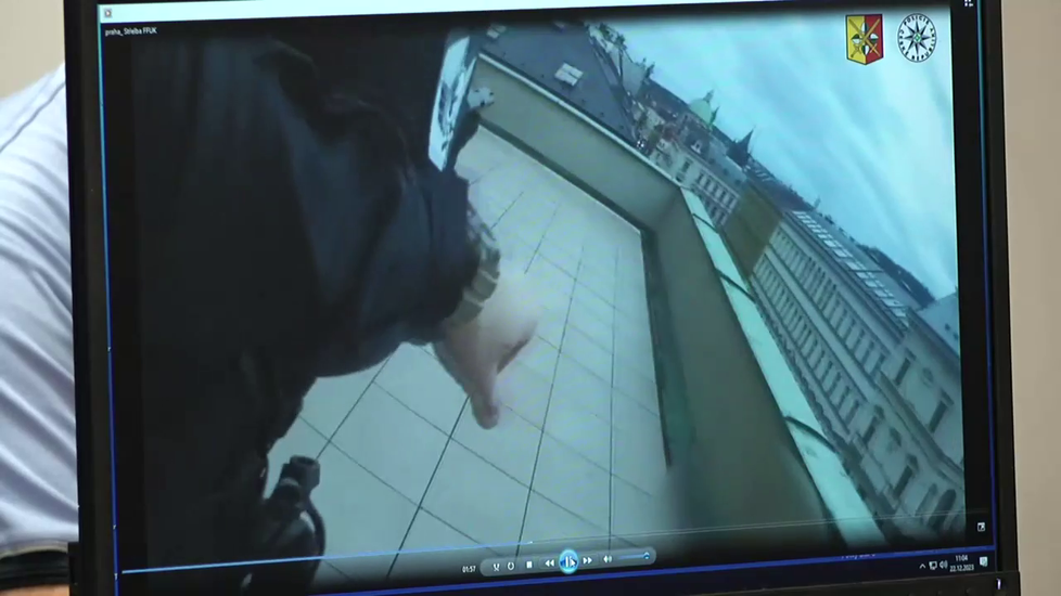 Policie zveřejnila záběry ze zásahu proti střelci v budově Filozofické fakulty UK (22.12.2023)
