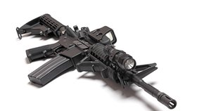 Masový vrah z Filozofické fakulty UK střílel údajně puškou AR-15.