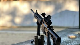 Masový vrah z Filozofické fakulty UK střílel údajně puškou AR-15.