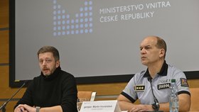 Ministr vnitra Vít Rakušan (STAN) s policejním šéfem Vondráškem na tiskovce (22.12.2023)
