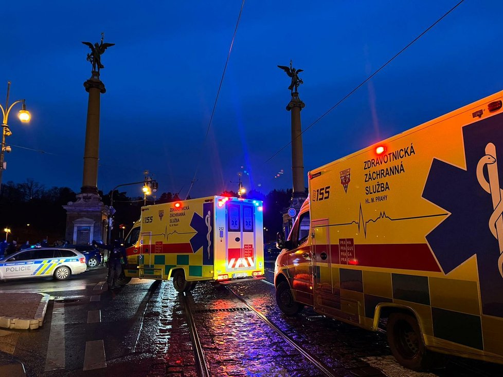 Policisté a záchranka na místě střelby na Filozofické fakultě UK v Praze (21.12.2023)