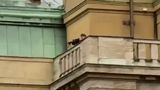 „Střílej sem, ty zm*de!“ Dramatické video zásahu policie proti střelci z Filozofické fakulty