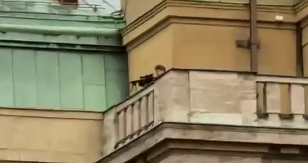 „Střílej sem, ty zm*de!“ Dramatické video zásahu policie proti střelci z Filozofické fakulty