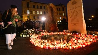 „Jít dál neznamená zapomínat.“ Lidé si připomněli tragédii na FFUK pietou i benefičním koncertem „Jít dál neznamená zapomínat.“ Lidé si připomněli tragédii na FFUK pietou i benefičním koncertem