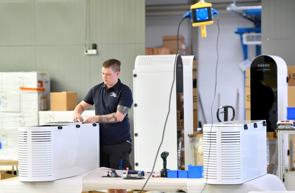 Výroba čističek vzduchu pro školní třídy, firma UTL v německém Loebau.  Výroba čističek vzduchu pro školní třídy, firma UTL v německém Loebau.