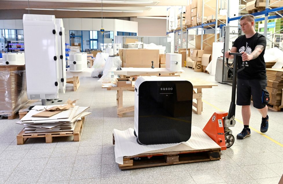 Výroba čističek vzduchu pro školní třídy, firma UTL v německém Loebau.  Výroba čističek vzduchu pro školní třídy, firma UTL v německém Loebau.