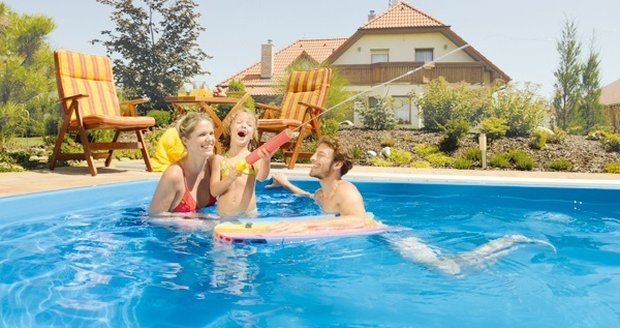 Plánujete trávit horké letní dny s rodinou u bazénu? Postarejte se o to, aby voda v něm byla čistá!