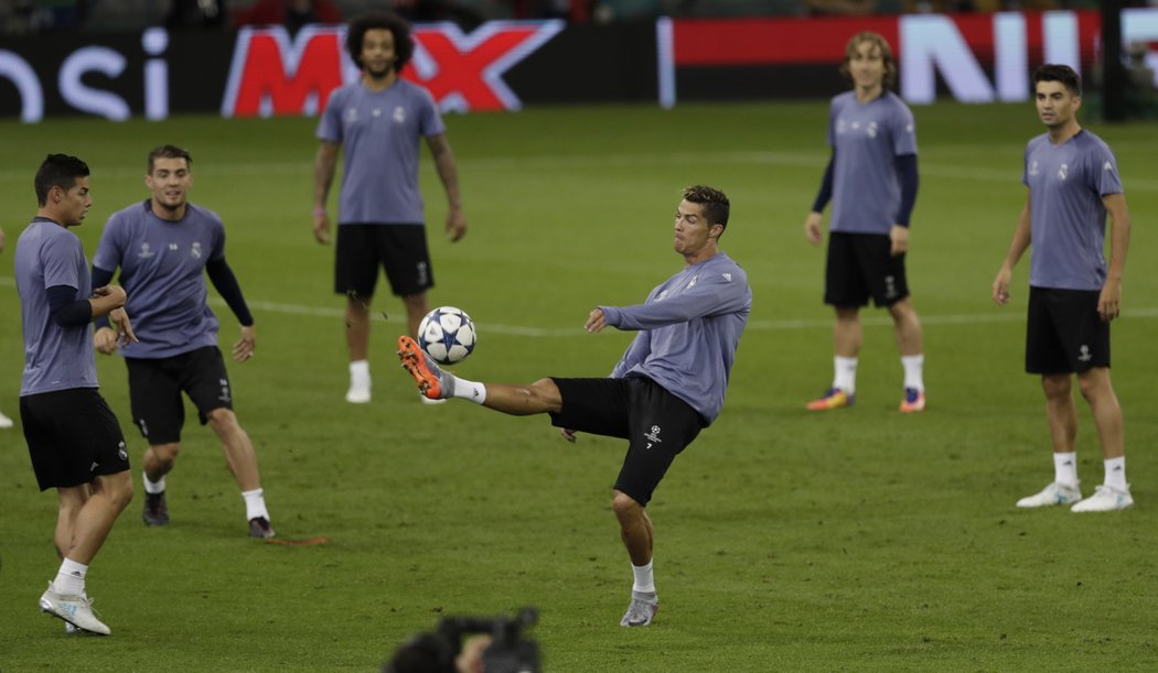 Fotbalisté Realu Madrid na stadionu v Cardiffu