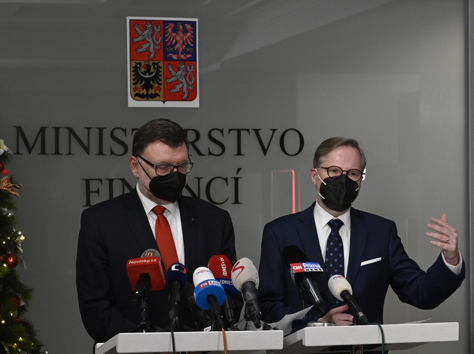 Ministr financí ČR Zbyněk Stanjura (vlevo) a premiér ČR Petr Fiala (vpravo).