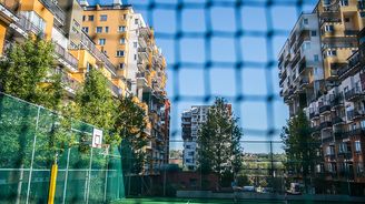 Bohatí Češi v obavách z inflace skupují nové byty. Drží tím nad vodou celý realitní trh