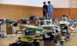 Finiš před volbamiPodobně jako v Jihlavě tovčera vypadalo všude, kdese připravovaly volebnímateriály a urny pro dnešníkomunální a senátní volby.
